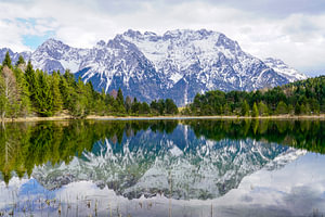 Der ruhige Luttensee bei Mittenwald, umgeben von alpiner Natur und stiller Berglandschaft.