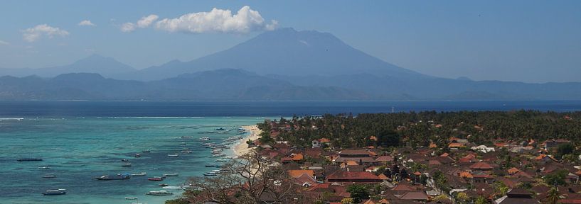 Kustplaats Lembongan met Gunung Batur op de achtergrond von Marilyn Bakker