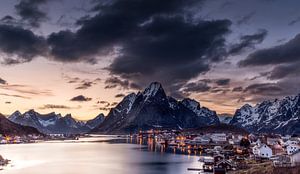 Norway Village - Nacht in Norwegen von Tom Opdebeeck