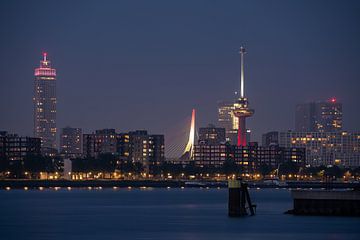 De skyline van Rotterdam met de Erasmusbrug, Euromast en Zalmhaventoren