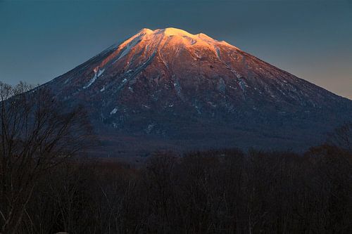 Sonnenuntergang auf einem Vulkan in Niseko, Hokkaido, Japan.
