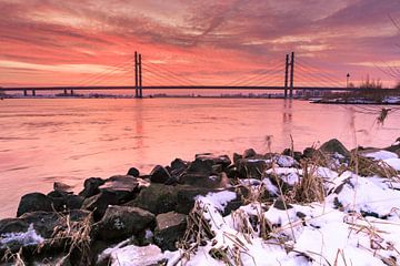 Brücke bei Kampen bei Sonnenaufgang im Winter von Fotografiecor .nl