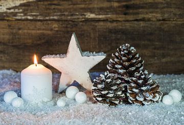 Advents- und Weihnachtszeit Kerzenflamme mit Dekoration von Alex Winter