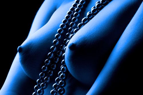 nu féminin érotique en bleu