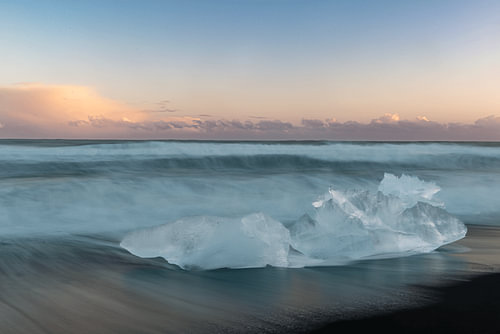 Aangespoeld ijs in Ijsland bij  zonsondergang.
