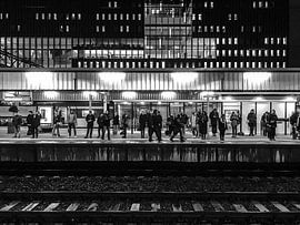 NS Bahnhof Leiden Central | Schwarz und Weiß von Carel van der Lippe