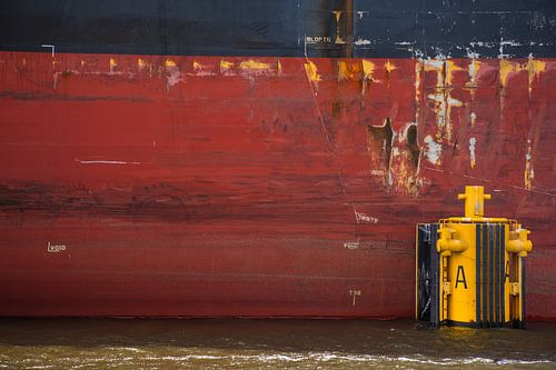 Zeeschepen in de haven afgemeerd voor de wal.