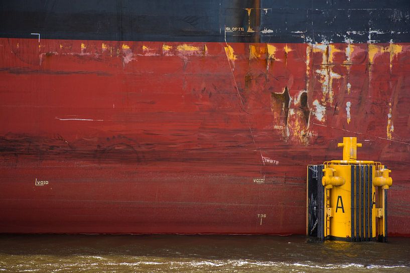 Zeeschepen in de haven afgemeerd voor de wal. van scheepskijkerhavenfotografie