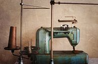naaimachine in een verlaten fabriek van Kristof Ven thumbnail