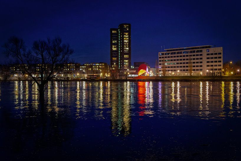 Venlo | Avondopname van het hoogwater in de Maas (Romertoren) van Jos Saris