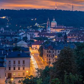 Uitzicht vanuit Letna Park over de Kleine Stad in de avond  van Melanie Viola