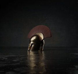 Un casque de Sparte majestueux dans une lumière dramatique sur Besa Art