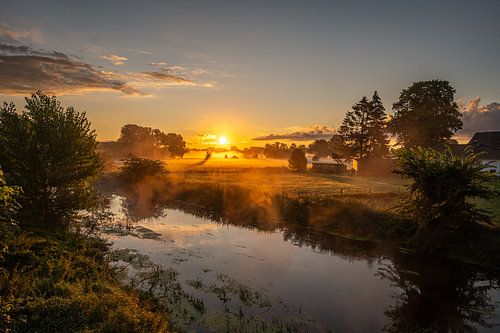Lever de soleil sur un paysage fluvial