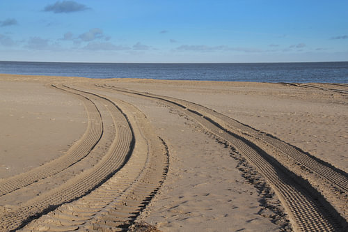 Traces stretching towards the horizon.