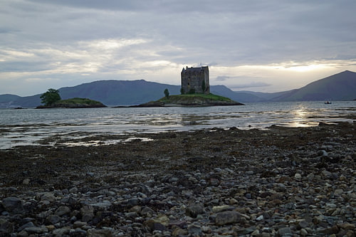 Castle Stalker is een torenhuis ongeveer 2,5 kilometer ten noordoosten van Port Appin