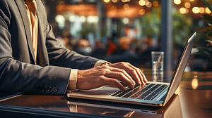 Geschäftsmann tippt im Büro auf dem Laptop
