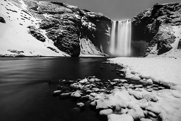 Chute d'eau Skogafoss, Islande en noir et blanc