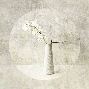 Stilleven met bloemen. Basic. Japandi. Judaspenning.