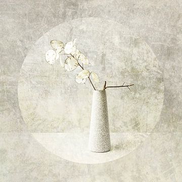 Stilleven met bloemen. Basic. Japandi. Judaspenning. van Alie Ekkelenkamp