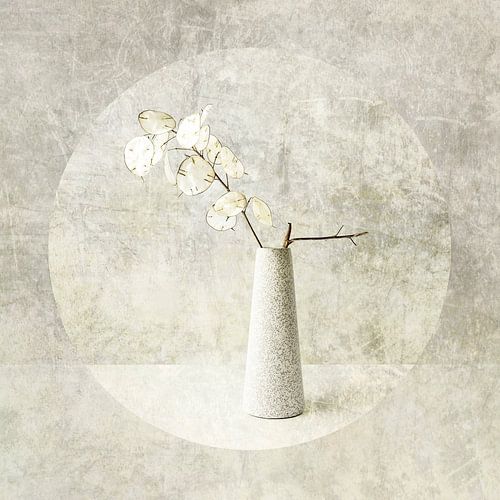 Stilleven met bloemen. Basic. Japandi. Judaspenning.