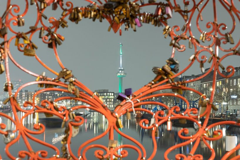 L'Euromast vu à travers l'œuvre d'art Lock of Love par Karin Riethoven