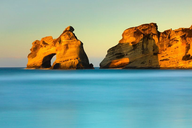 Wharariki Beach bij zonsondergang, Golden Bay, Nieuw-Zeeland van Markus Lange
