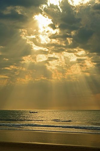 Sonnenuntergang, mit Fischerboot, in Gambia