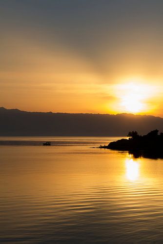 Zonopkomst aan zee op het eiland Hvar, Kroatie