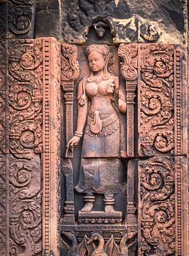 Devata in Tempel Banteay Srei, Kambodscha von Rietje Bulthuis