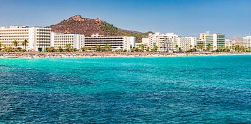 Het eiland Mallorca, strand aan zee van de toeristische stad Cala Millor, Spanje Middellandse Zee van Alex Winter