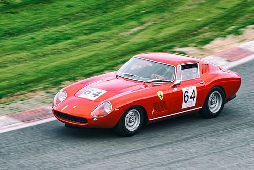 Ferrari 275 GTB Italiaanse sportwagen op het circuit