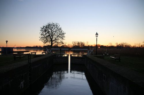 Zonsondergang boven de Rottemeren bij de sluis van de Hennipsloot