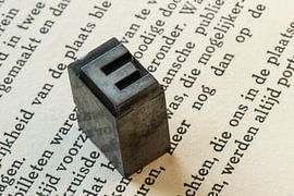 Oude loden drukletter in antiek boek van Tonko Oosterink