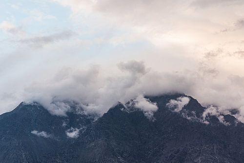Karakoram gebergte in de wolken