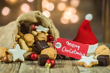 Weihnachten Lebensmittel und Süßigkeiten mit roten Weihnachtsmann Hut und mit Tag Text Frohe Weihnac von Alex Winter