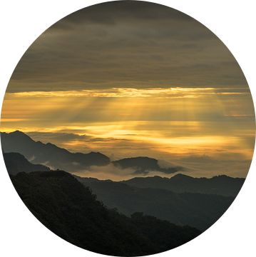 Zonneharpen en wolken in de bergen van Alishan in Taiwan. van Jos Pannekoek