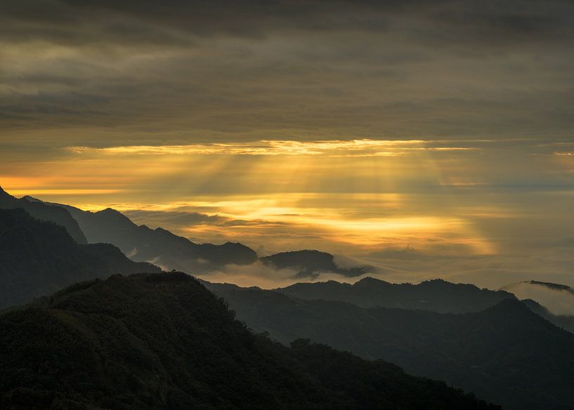 Zonneharpen en wolken in de bergen van Alishan in Taiwan. van Jos Pannekoek