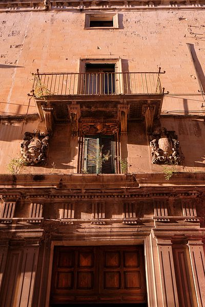 schöne Barockfassade im Morgenlicht in Lecce, Italien von Karel Ham