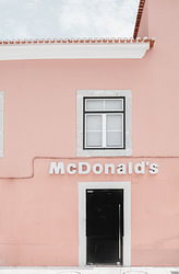 McPink Delight das ikonische McDonald's-Logo mit einem Hauch von Rosa