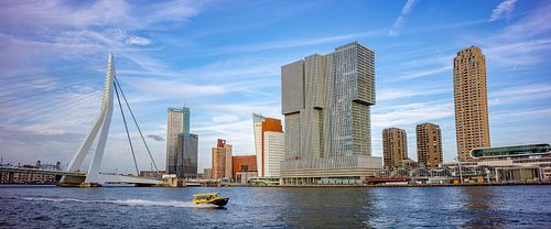 Iconisch stadsgezicht Rotterdam met water taxi
