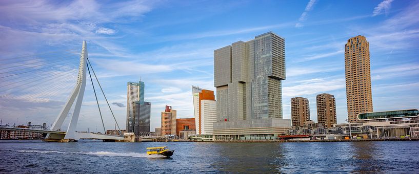 Paysage urbain emblématique de Rotterdam avec un bateau-taxi par Maarten Zeehandelaar