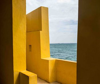 Gelbe Mauern mit Meerblick