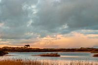 Het laatste beetje zonlicht valt over de duinen bij het Griltjeplak op Terschelling