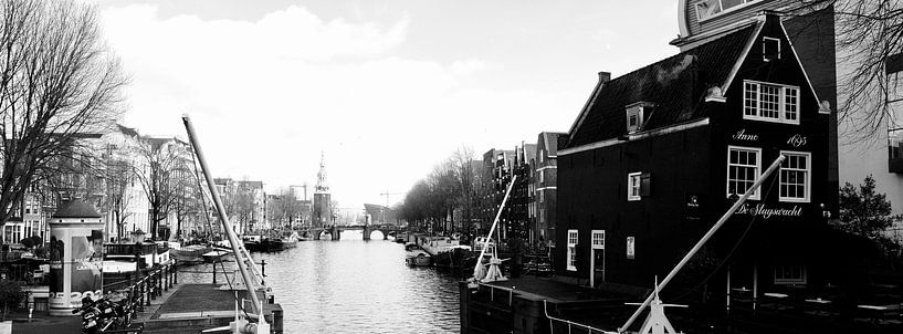 Amsterdam, Oude Schans with the Montelbaan tower and the Sluyswacht. by Amsterdam Highlights