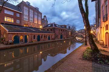 Utrecht am Abend: die ehemalige Brauerei De Boog an der Oudegracht.