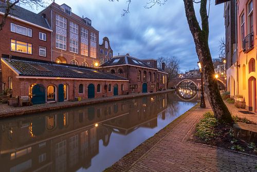 Utrecht in de avond: voormalige bierbrouwerij De Boog aan de Oudegracht.