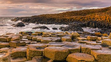 Sonnenuntergang am Giant's Causeway, Nordirland von Henk Meijer Photography