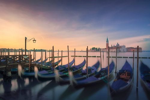 San Giorgio kerk en gondels bij zonsopgang. Venetië