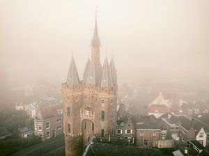 Sassenpoort altes Tor in Zwolle an einem nebligen Herbstmorgen
