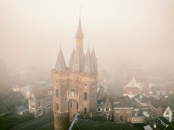 Sassenpoort oude stadspoort in Zwolle tijdens een mistige herfstochtend van Sjoerd van der Wal Fotografie